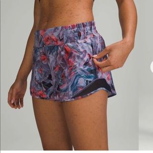 lululemon hotty hot high rise 2.5” shorts